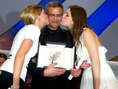 Kechiche, entre Seydoux y Exarchopoulos, con la Palma de Oro.