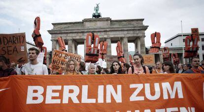 Manifestación a favor del rescate de migrantes en el Mediterráneo, este domingo en Berlín.