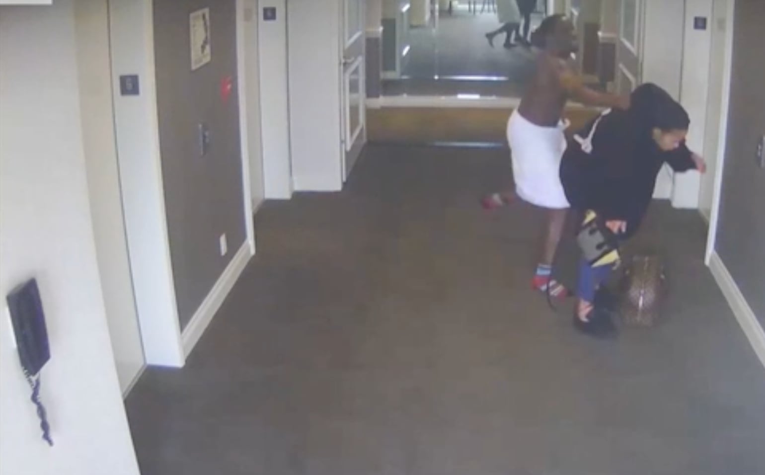 Una grabación muestra a Sean Combs dándole una paliza a su entonces novia, Cassie, en el pasillo de un hotel