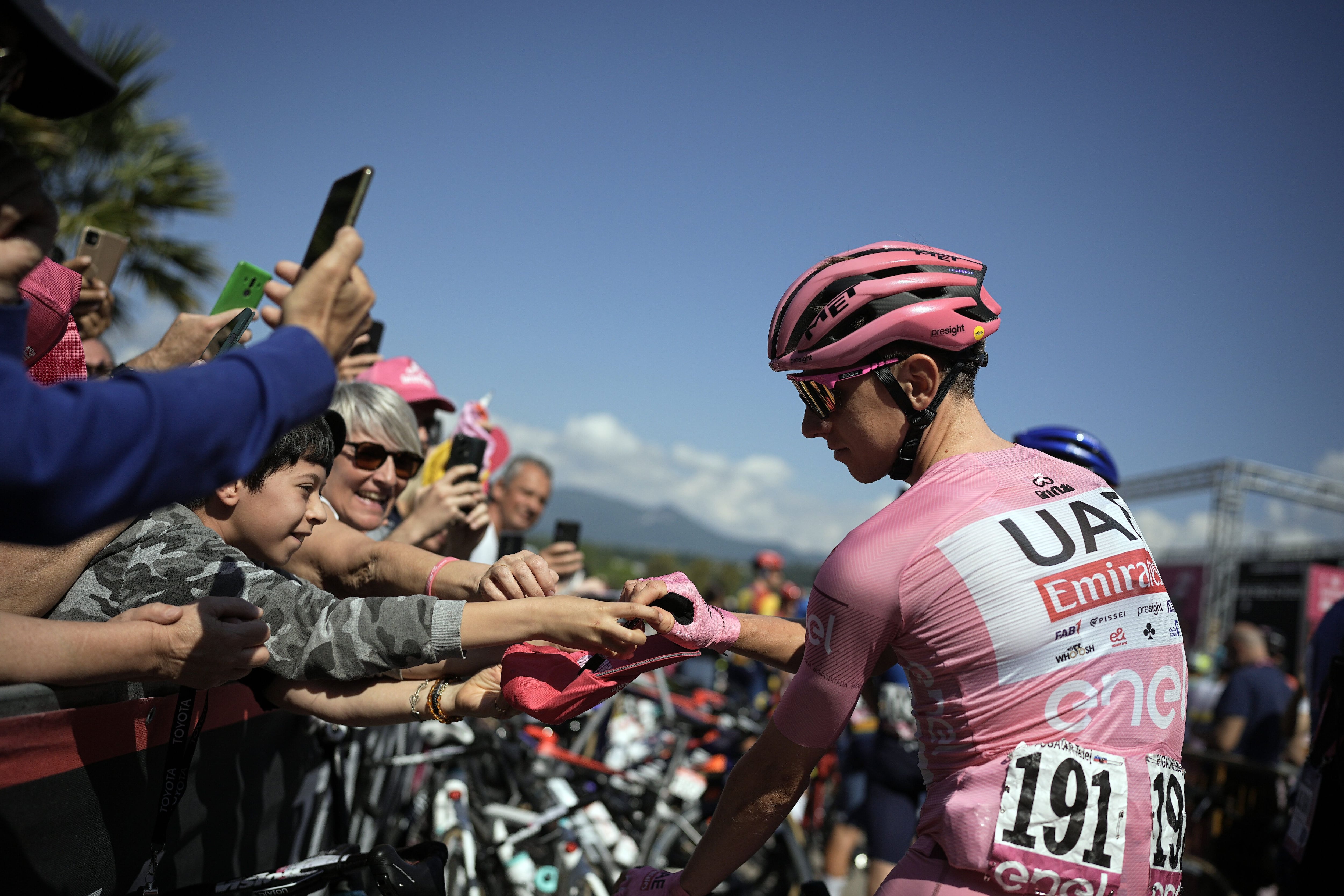 Pogacar impone en el Giro de Italia la épica de la dulzura