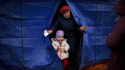 Refugiados que han salido de Ucrania, en una tienda de campaña en Rumanía.