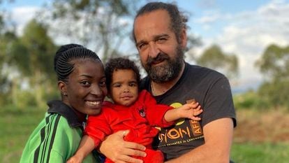 El veterinario Luis flores Girón con su familia en República Democrática del Congo.