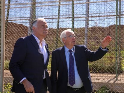 González Pons y el presidente del PP de Melilla, Juan José Imbroda, durante la visita que hicieron el pasado viernes a la valla que separa la ciudad autónoma de Marruecos.