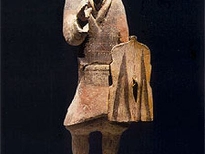 Escultura de un soldado de infantería de la dinastía Han.