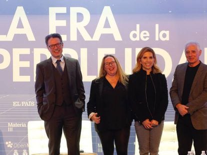 De izquierda a derecha, Luciano Floridi, Patricia Fernández de Lis, Nuria Oliver y Jannis Kallinikos. En vídeo, retransmisión completa de 'La era de la perplejidad'.