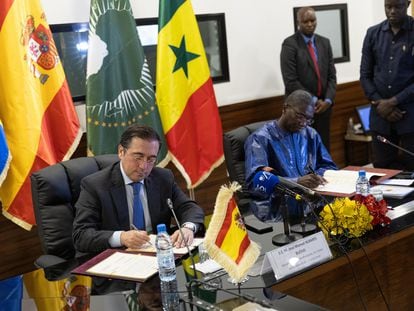 El ministro de Asuntos Exteriores, José Manuel Albares, y su homólogo en Senegal, Ismaila Fall, este viernes en Dakar.