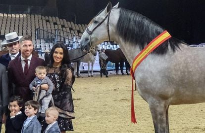 Sergio Ramos, Pilar Rubio y sus hijos con 'Yucatán de Ramos', el caballo de su yeguada que ganó el campeonato del mundo.