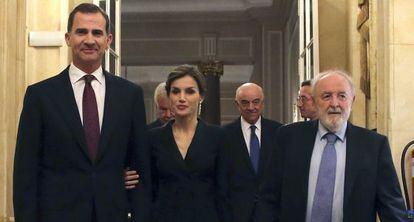 Los Reyes junto al presidente de la Asociación de Periodistas Europeos.