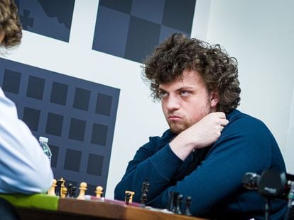 Niemann mira a Carlsen durante la partida entre ambos en San Luis (EEUU).