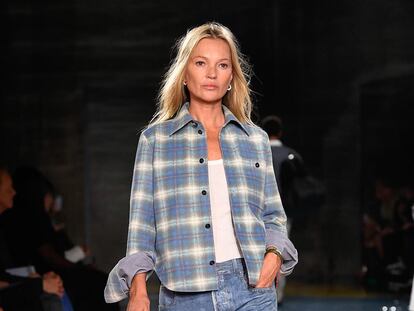 Kate Moss y el perfecto look de vaqueros y camisa de cuadros en Bottega Veneta