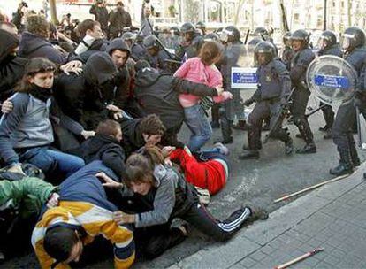 Efectivos antidisturbios cargan contra un grupo de estudiantes