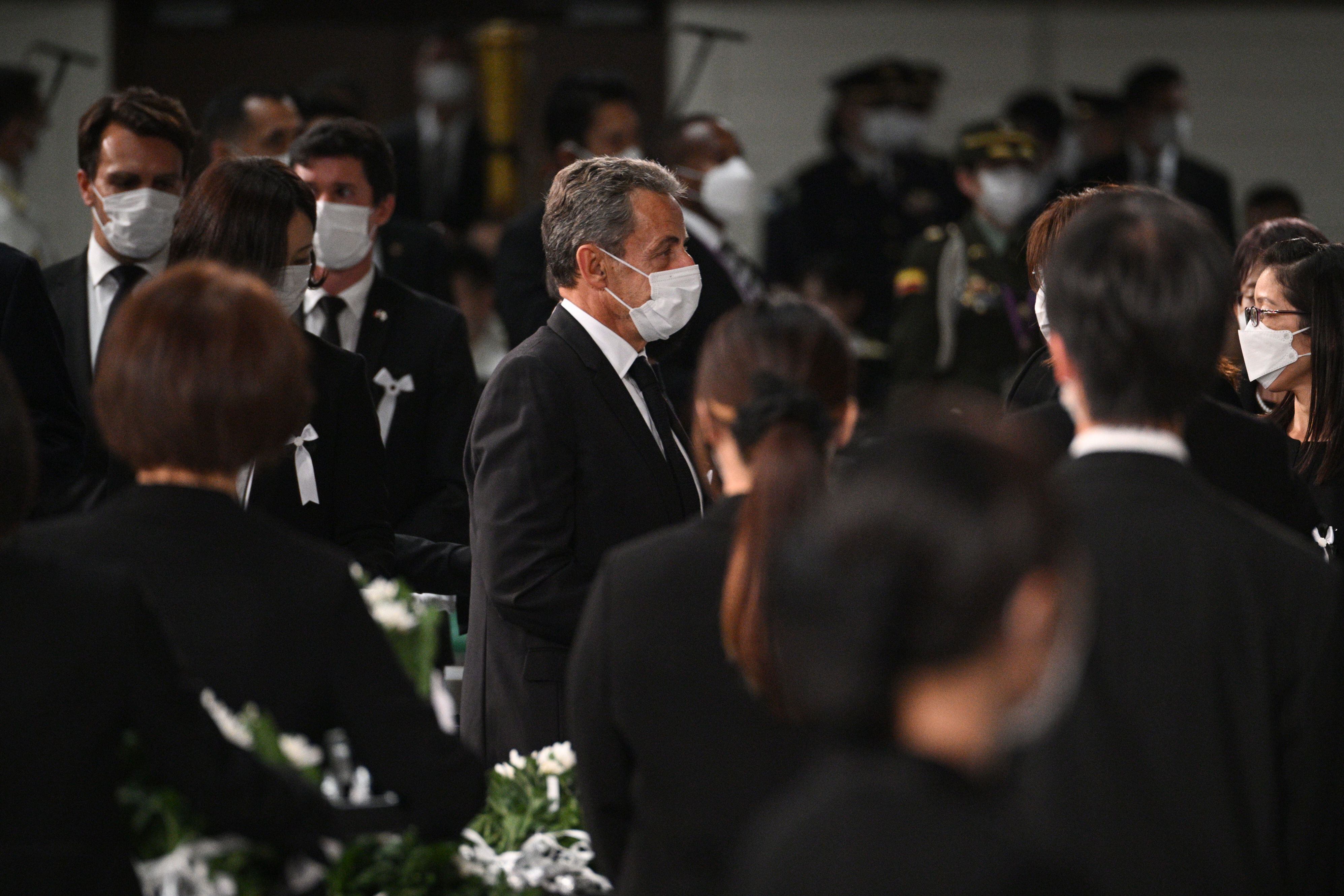 Nicolas Sarkozy (en el centro), expresidente de Francia, en el interior del estadio durante el funeral. 