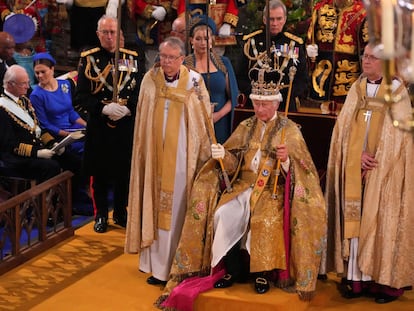 Carlos III, con la corona de San Eduardo, en la abadía de Westminster, este sábado.