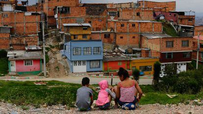 Una familia venezolana conversa en las calles del barrio República Venezolana, al sur de Bogotá, el 3 de abril de 2024.