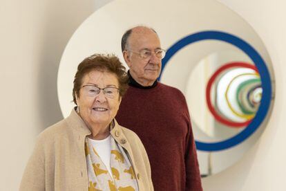 José María Viñuela junto a Helga de Alvear en una de las salas del Museo Helga de Alvear, en Cáceres, dentro de la instalación de Olafur Eliasson 'Echo Activity'.