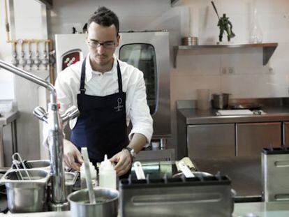 El chef cordobés Paco Morales, en su cocina del Hotel Ferrero.