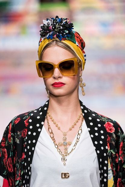 En Dolce & Gabbana (primavera-verano  2021) los coloridos pañuelos se llevan como turbantes. Anudados en la parte alta de la cabeza, para crear más volumen en esta zona se coloca además alguna flor.
