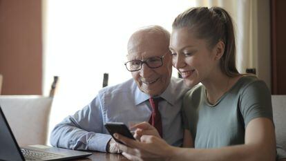 Suturar la brecha digital de las personas mayores constituyen una prioridad para CaixaBank.