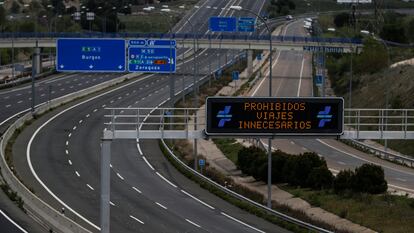 Autovía A-1 en Madrid sin tráfico por las restricciones debido a la pandemia el 9 de abril de 2020.