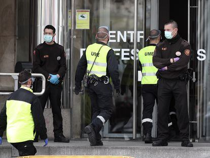 Militares de la UME entran a los juzgados de la plaza de Castilla, en Madrid, para llevar a cabo labores de desinfección del coronavirus este jueves. 

Eduardo Parra - Europa Press