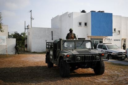 Soldados hacen guardia afuera de los Servicios Médicos Forenses de Matamoros (Estado de Tamaulipas)