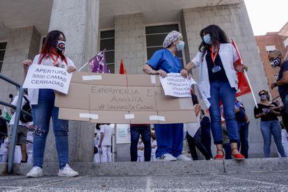 Varios sanitarios se concentran con pancartas como signo de protesta frente al Hospital Clínico San Carlos, en Madrid el 15 de septiembre.