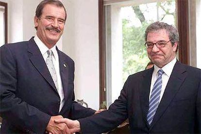 El presidente de México, Vicente Fox, con el presidente de Telefónica, César Alierta.