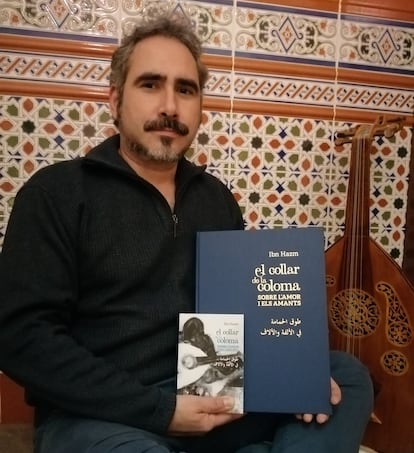 Isaac Donoso, con su traducción al valenciano 'El collar de la coloma', en una foto de promoción.
