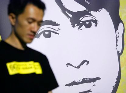 Un activista pro derechos humanos, durante una vigilia por la premio Nobel birmana celebrada en Taipei