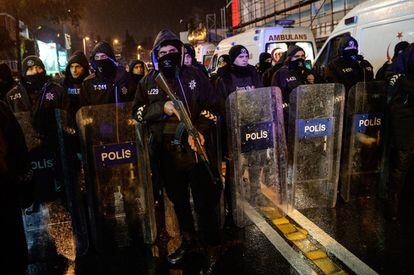 Agents de policia asseguren la zona després de l'atac en la discoteca Reina d'Istanbul.