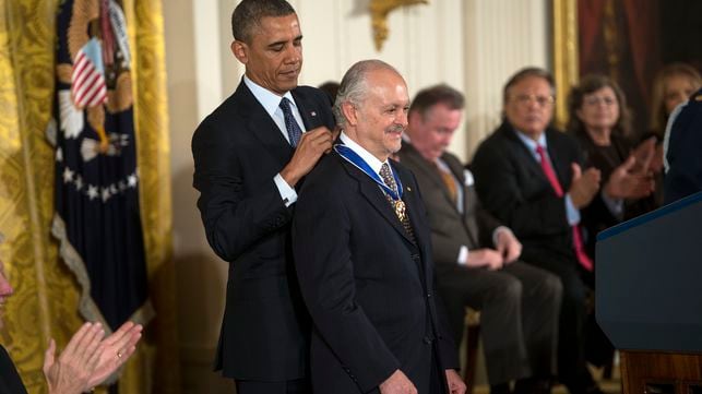 El premio Nobel de Química Mario Molina recibe la medalla presidencial de la Libertad de Estados Unidos de manos de Barack Obama, en 2013.