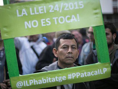 Protestas en contra del recurso del PP a la ley antidesahucios y contra la pobreza energ&eacute;tica