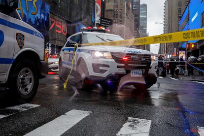Coches patrulla del Departamento de Policía de Nueva York bloquean una calle junto a la escena de un crimen.