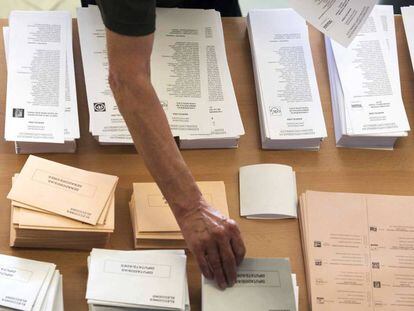 Papeletas electorales en el instituto Menéndez Pelayo de Barcelona.