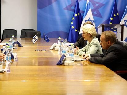 La presidenta de la Comisión Europea, Ursula von der Leyen, durante su reunión con el primer ministro israelí, Benjamín Netanyahu, este viernes en Tel Aviv.