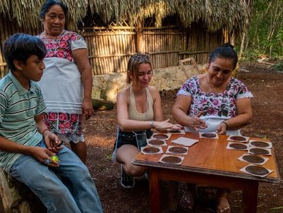 Una turista francesa aprende a elaborar chocolate de la mano de una familia indígena, en Xocén, en el Estado de Yucatán.
