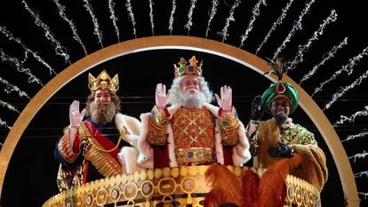  Los Reyes Magos de Oriente saludan a su llegada a Madrid. Kiko Huesca (EFE) 
