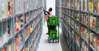 Un empleado de Amazon prepara un pedido en los almacenes de la compañía en Berlín.