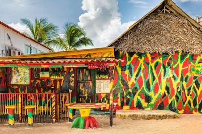 Bar de estilo jamaicano junto a la orilla del mar en Isla Grande.