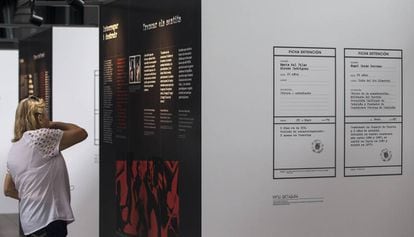Uno de los 20 paneles de la exposición sobre torturas en el Born CMM de Barcelona en la que se pueden leer las fichas de varios detenidos.