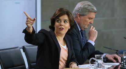 La vicepresidenta del Gobierno, Soraya Saenz de Santamaria y el ministro Portavoz, Iñigo Mendez de Vigo.