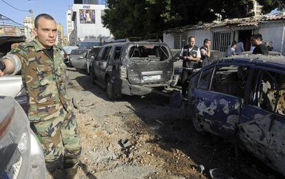 Soldados libaneses en el lugar en el que impact&oacute; uno de los cohetes, en Beirut.