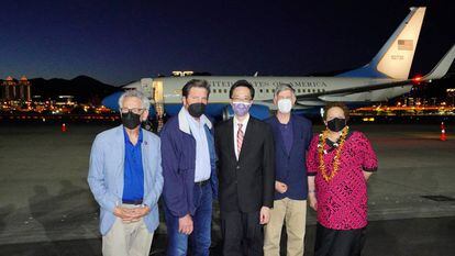 Los congresistas de EE UU en su llegada a Taipei este domingo.
