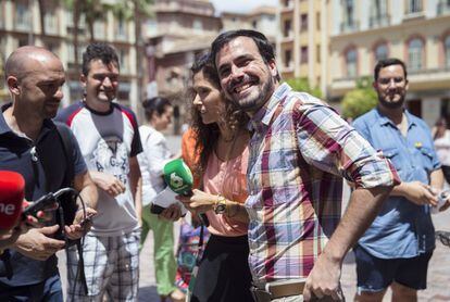 El coordinador general de IU, Alberto Garzón (d), ha afirmado en Málaga que si la OCDE se suma a la petición de más gasto público se debe a que "la realidad es la que manda, y después de siete años de políticas de recortes la situación no sólo no ha mejorado, sino que para gran parte de la población ha empeorado".