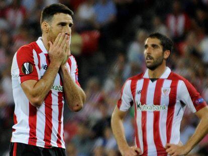 Aduriz y Raúl García se lamentan durante el partido. En vídeo, declaraciones del entrenador del Athletic Club, José Ángel Ziganda.