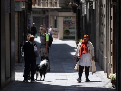 Una mujer musulmana camina por una calle del centro de Ripoll.