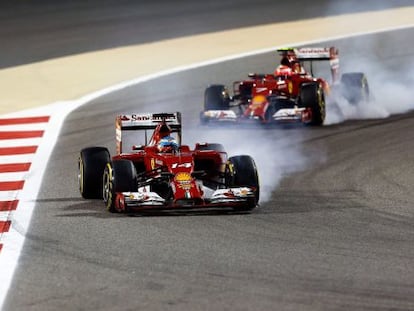 ALonso y Raikkonen, durante el GP de Bahr&eacute;in.