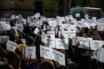 Concentración frente al Ayuntamiento de Madrid en noviembre de 2019 en la que se sostuvieron carteles con los nombres de las mujeres asesinadas a mano de sus parejas en España desde 2003.