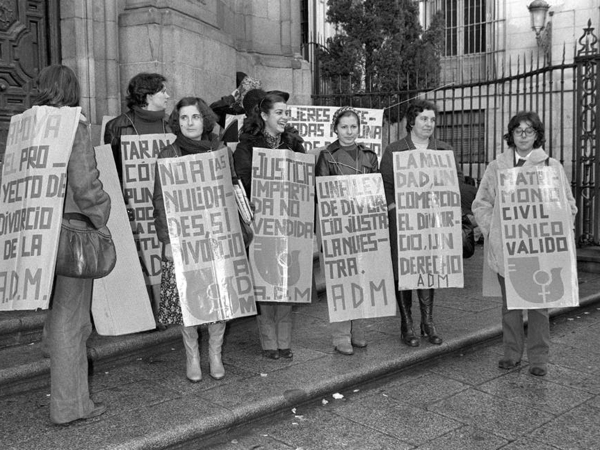 El primer día que los españoles ejercieron su derecho al divorcio tras más  de cuatro décadas | España | EL PAÍS