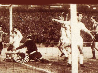 Zárraga pide el gol mientras Kopa y Marquitos forcejean junto al palo, con el portero Varol (de negro) en el centro, durante el Madrid-Besiktas de 1958.